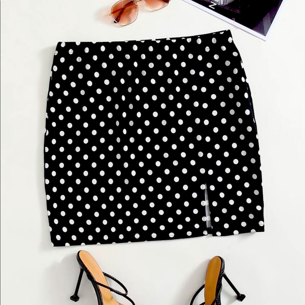Polka dot skirt with slit on one leg